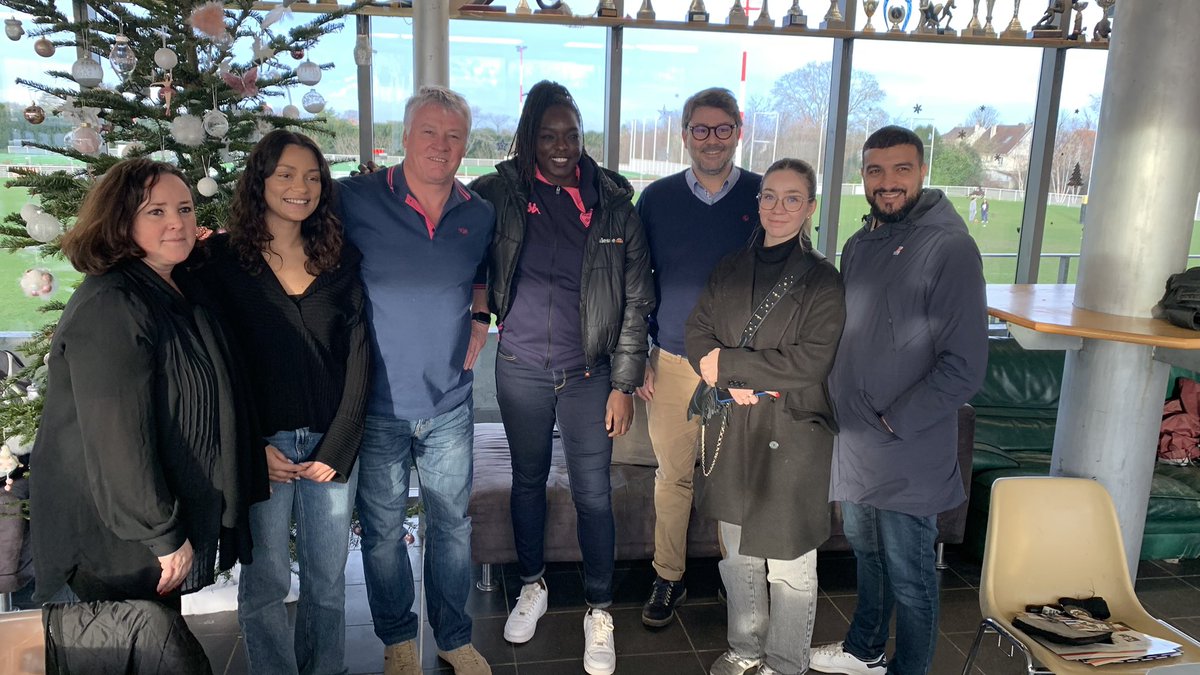 PhilippeWolak's tweet image. Cet après-midi au club de rugby @athis_mons, un atelier « les magiciens du numérique » @OrangeIDF dispensé aux jeunes filles dans le cadre de la journée « Haut Féminin » avec la présence de @DialloCoum, @jjgrousseau @mir_rachid une journée citoyenne @TeamOrangeRugby @LIFRugby