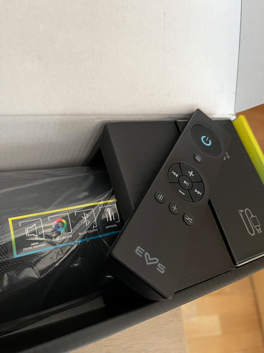 Srta_Hoothoot's tweet photo. SORTEAZO antes de terminar el año🎄🎁
Os traigo de la mano de Energy Sistem una barra de sonido ESG 4 PULSAR bien guaparda 👌🏻

Para participar:
📌Dar RT a este twit
📌Seguir a @EnergySistemG y a mi

¡El sorteo termina el 3 de enero! ¡Mucha suerte! 🍀 https://t.co/35TxLkHZOE
