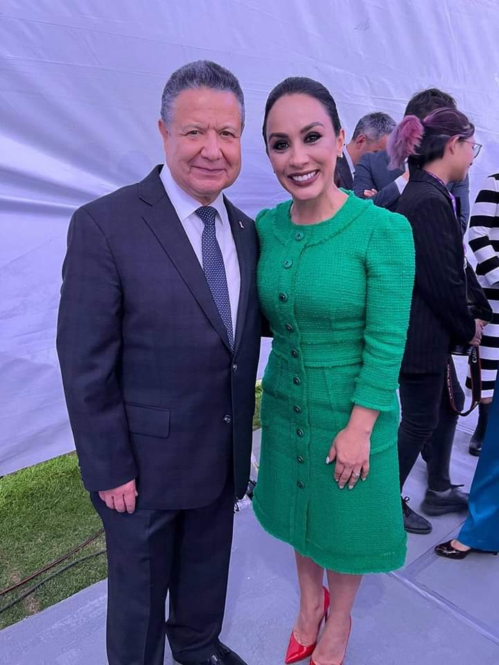 Shadia_Mtz's tweet photo. Gracias, gobernador @juliomenchaca_, por ser un ejemplo de dedicación y servicio público. Su liderazgo ha dado un valioso aporte a nuestra entidad, nos ha transformado y nos inspira a todos a seguir trabajando por un mejor futuro. ¡Feliz cumpleaños! 🎂

Con gratitud y afecto. https://t.co/bL6dmBBkAP
