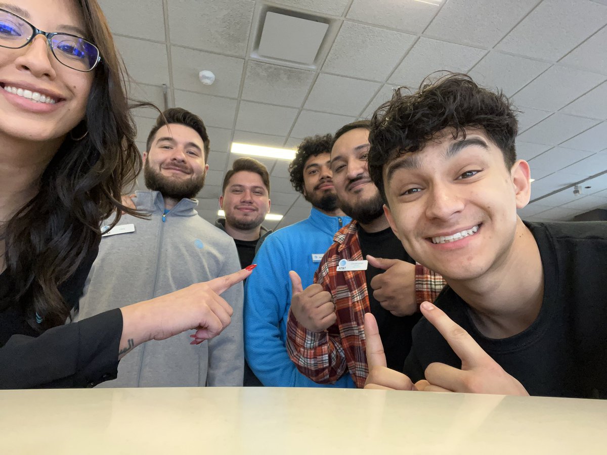 Oswego team ready to have a great Wednesday. #Oswego #TeamUndisputed <a href="/shawnglinski/">Shawn Glinski</a> @alBARETOE718 @BrianWest_GLM <a href="/Bchavez3167/">Brandon Chavez</a>