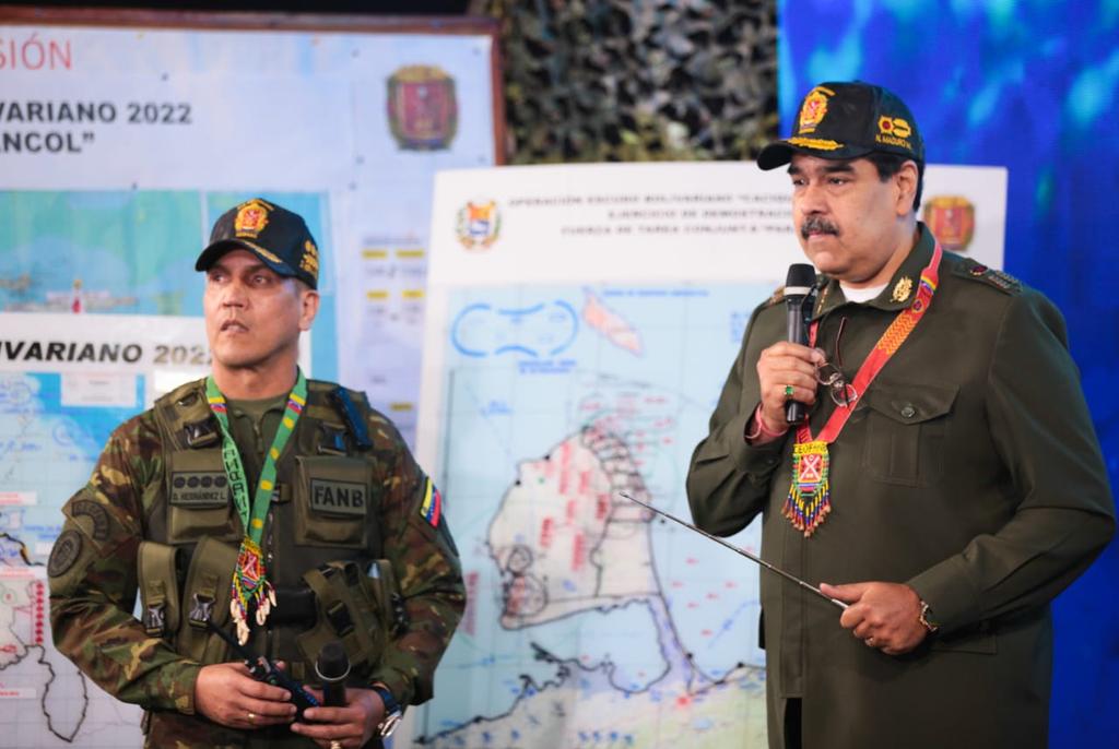 hljohan's tweet photo. El liderazgo; el mando y la conducción; no se enseña en panfletos;  y menos por redes sociales; desde otras latitudes; tampoco por personas caducas y menos aún sin ejercicio del mando.

Aquí hay una Fuerza Armada organizada;  profesional,  cohesionada, dispuesta a todo con la  bayoneta calada, con el privilegio de tener las armas de la repúblicas; empuñadas para seguir protegiendo a nuestro pueblo de quien sea y cuando sea.

#IntegrarEsVencer