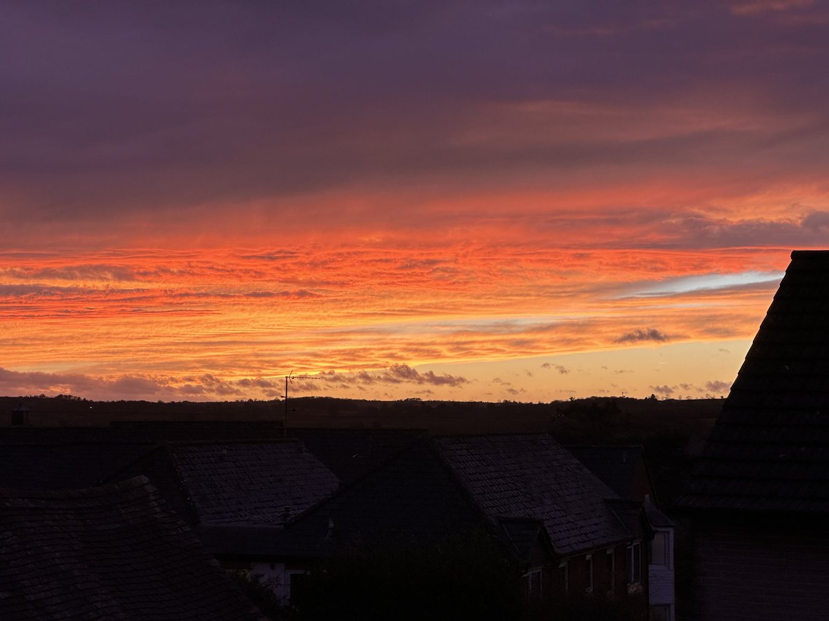 G1TWB's tweet photo. @bbcweather after storm gerrit this sunset Wincanton somerset https://t.co/VecFS2CS90