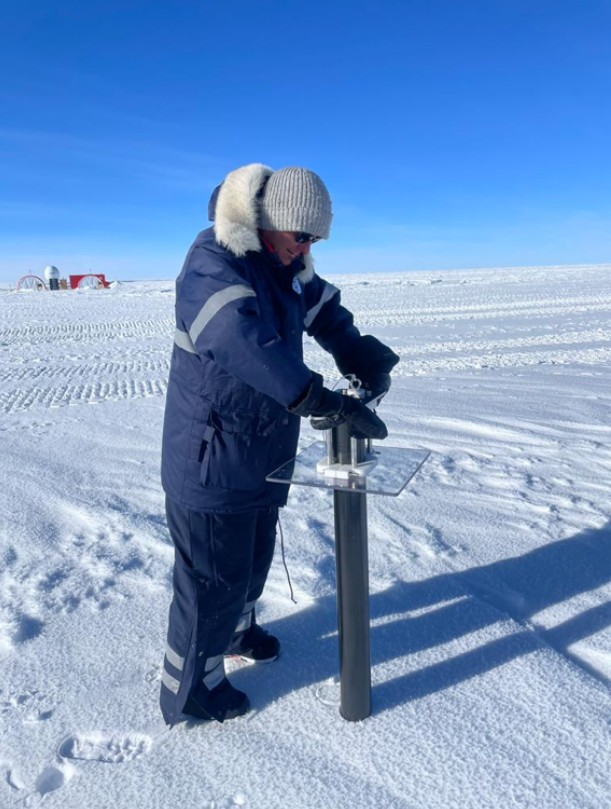 Drilling is running smoothly from 8:00 to 0:00: 30 m of ice were added today, reaching a depth of more than 1260 m. Core processing is going well too and at this rate they will caught up with the drilling by next week. The dual tube snow sampler was also tested. 📸Muhl©PRNA/IPEV