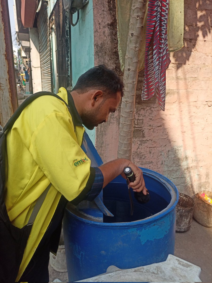RavindraBraham3's tweet photo. Fhi के द्वारा दिए गए निर्देश के आधार पर बस्ती में कार्य करते हुए @Embed @IndoreCollector
#EMbed2EndMalariya  @HimanshuJayswar
@Familyhealth
@Sksomya
@rajesh_amh
@Avdheshsingh_
@Daulat780Patel
@AryaPhoolwati
@RahulHaran17726 @IndoreCollector @santoshbhargav2 https://t.co/vpXWqOt9ID