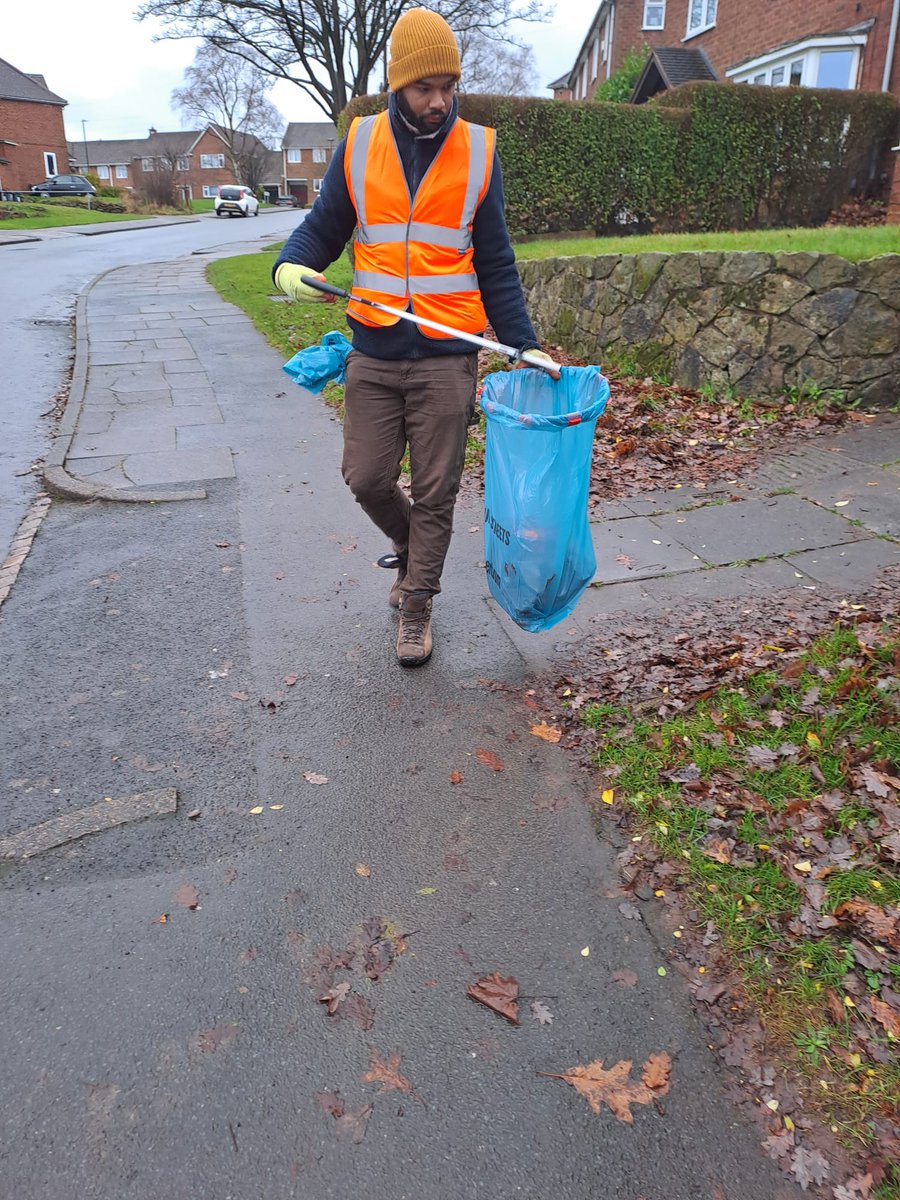 HopkinsSymeon's tweet photo. Trying to do a small bit for our community. Don't know why someone thought it was a good idea to leave a duvet under an oak tree. #cleanerbrum #SellyOak #Bournville https://t.co/w14n30Mxc2