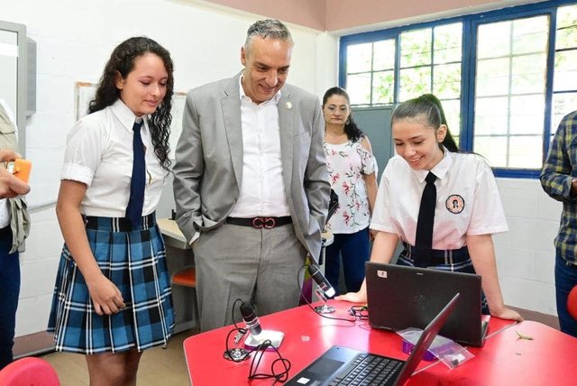 QuindioGob's tweet photo. En el Ocad Eje Cafetero se aprobaron 78 nuevas #AulasSteam para potenciar la educación de nuestros niños y jóvenes. 📚✨ Con una inversión de más de 21.794 millones de pesos, avanzamos en la consolidación de ambientes educativos innovadores. Seguimos comprometidos con la calidad educativa en el #CorazónDeColombia. 🎓🚀 Gracias al trabajo conjunto, dejamos un legado de 187 Aulas Steam en 54 instituciones educativas públicas. Este proyecto transformador continuará bajo la administración de @juanmigalvisB en los años 2024 y 2025. ¡Por un futuro educativo para nuestra comunidad!
#EducaciónQuindío #InnovaciónEducativa