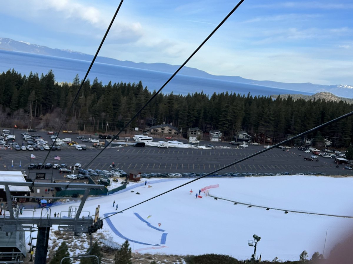 ohmygonz's tweet photo. @skiheavenly terrible decision to have parking reservations today. There’s no one here!!!! https://t.co/GWcmYarhfC