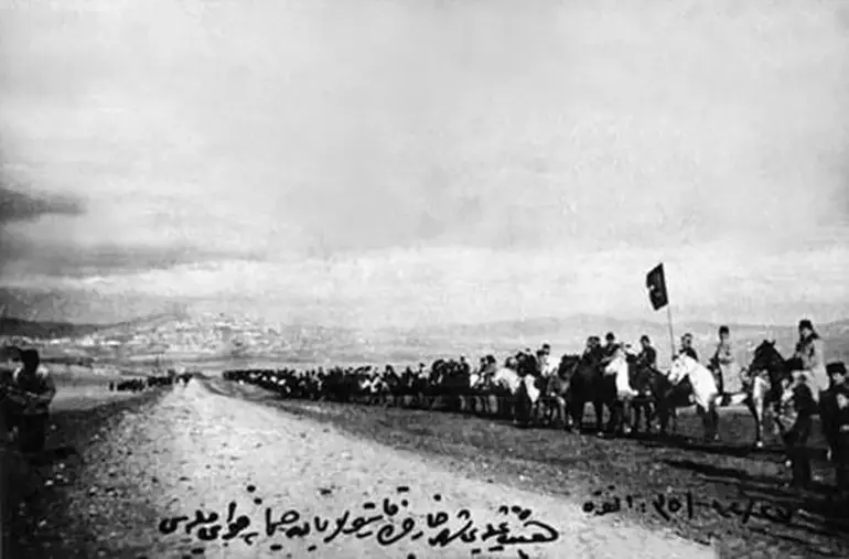 Kadim Oğuz Töresi, tam 104 yıl önce kızılca günde zuhur etti. Türk milleti Ankara'da Seymen Alayı'nı kurdu, başbuğunu seçti ve atasının etrafında toplandı.