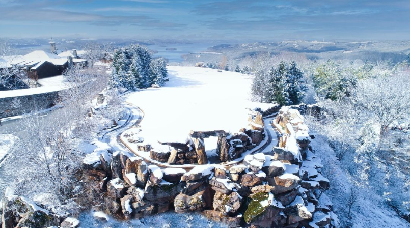 ReelGOLFVids's tweet photo. The winter snow is beautiful...but we miss #golf season. Luckily, ReelGOLF's advanced @BoschGlobal  cameras have built-in heaters and windshield wipers to withstand the colder months as our golf clubs patiently hibernate. ❄️  
📷@GolfBigCedar https://t.co/On0UDWf7BM