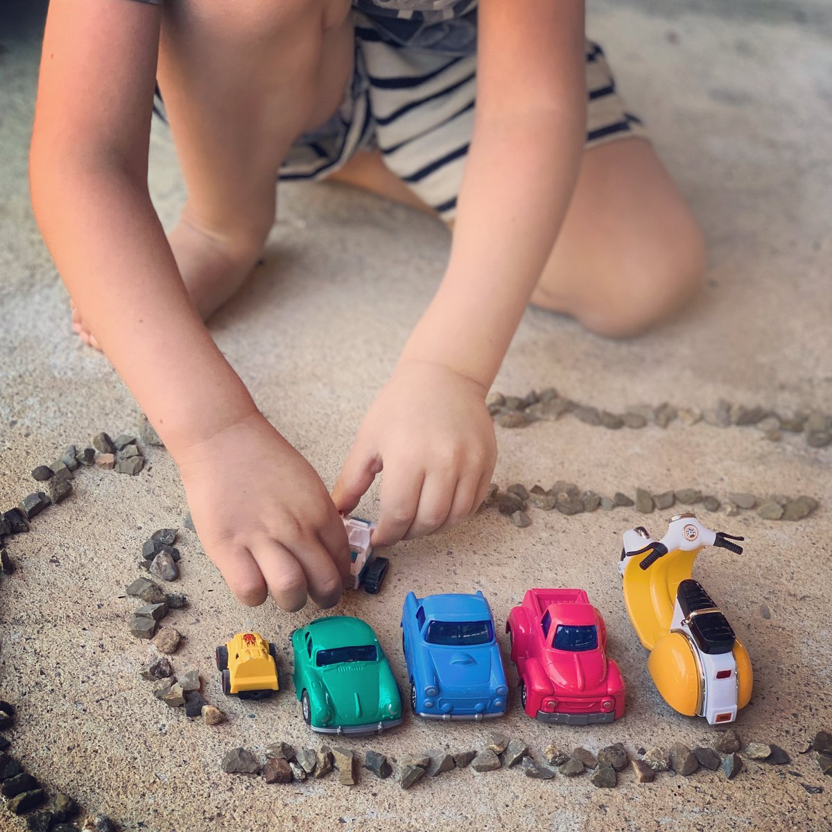 mireiaorgiles's tweet photo. 🗞️En @lavanguardia hablamos sobre cómo la publicidad todavía asocia juguetes a niños y a niñas. 👩🏼‍🍼👩‍🚒No imponer juguetes asociados a roles es la mejor recomendación para conseguir un óptimo desarrollo personal y social. https://t.co/Ds95R2w2qh https://t.co/AgH6LFhkqZ