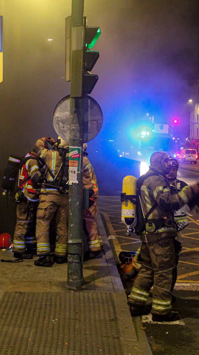 Coruna112's tweet image. Hilo de 📸 del incendio de la Rda de Outeiro donde los @bombeiroscoruna trabajaron sin descanso.