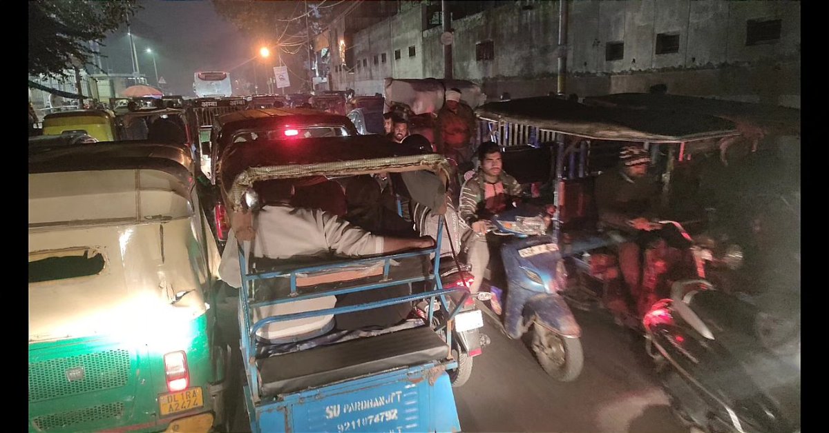TRT'de yayınlanacak bir belgesel çekimleri için Hindistan'dayız. Bütün tezatların harmanlarak iç içe yaşadığı egzotik bir yer. Kamerayı ne tarafa çevirsek farklı bir konu çıkıyor. Çoğu belgesel yapımcısı için, bulunmaz Hint kumaşı :) #भारत
