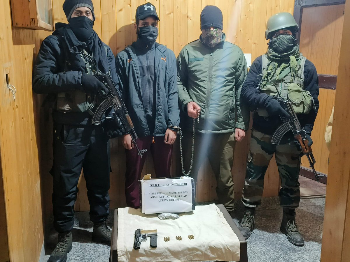 BaramullaPolice's tweet photo. Baramulla Police along with 52 RR arrested terrorist associate of LeT outfit in B'la; Arms/ Ammunition recovered. Case under UA (P) &amp; Arms Act registered in PS Kreeri.
@JmuKmrPolice
@KashmirPolice
@DIGBaramulla
@DCBaramulla
@Amod_India 
@DivyaDev_ips https://t.co/j67N0yxiXy