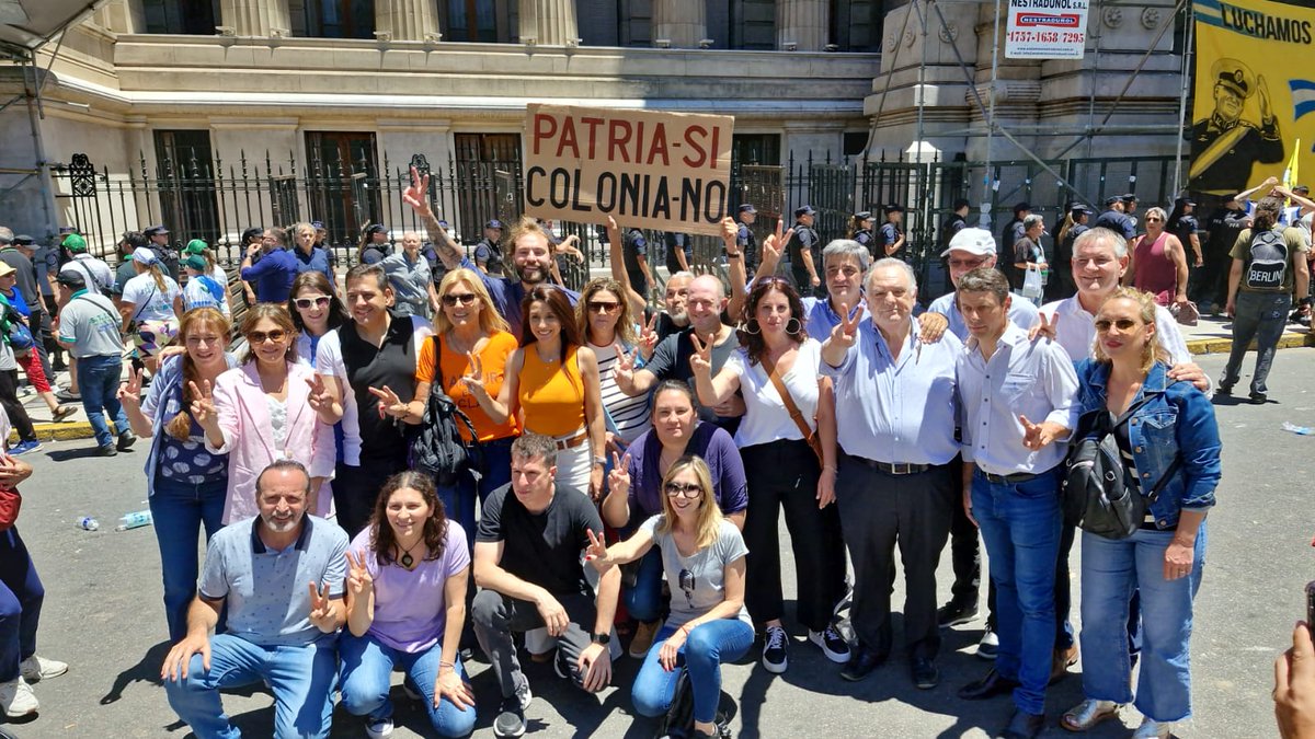Desde el bloque de <a href="/Diputados_UxP/">Diputados UP</a> acompañamos a las y los trabajadores a Tribunales, en la presentación judicial en rechazo al decreto de necesidad y urgencia 70/2023. 
La Patria no se vende