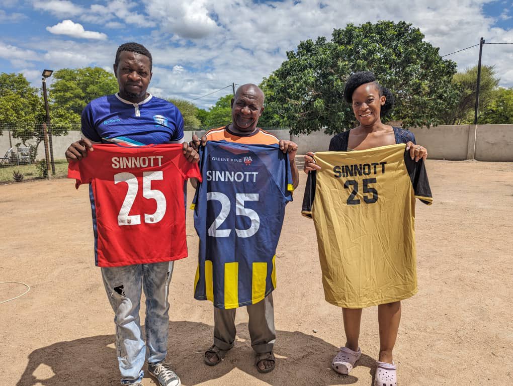 KitAid's tweet image. Great to see some more of the #Sinnott25 shirts have made it from the container in #HemelHempstead to #Botswana.
Congratulations also to Tendai who took the shirts out with her for her wedding
@JSFTrust