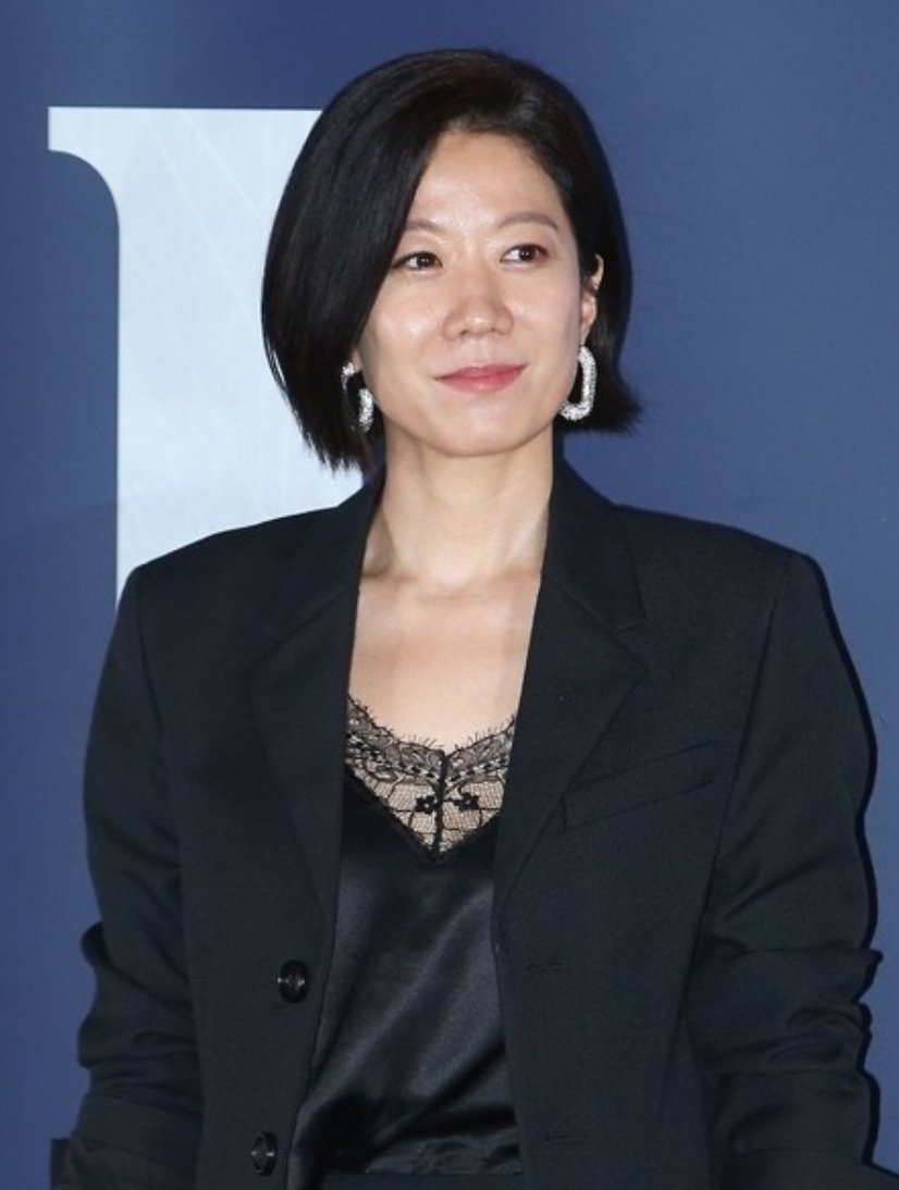 전혜진.
이 모든 상황을 잘 지나 보내고 안정찾아
꼭 왕성히 활동하시라.
당신은 좋은 배우이므로.