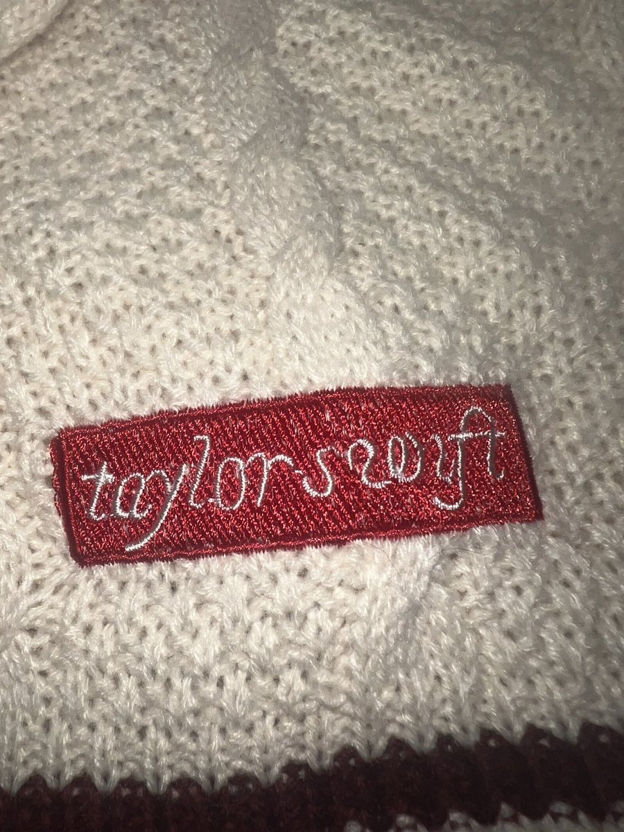 rcputationstv's tweet photo. GIVEAWAY FOR UK SWIFTIES

i’m giving away a ‼️dupe‼️ of the beige holiday cardigan! it has never been worn as i was sent the wrong variation but couldn’t return it. The only noticeable difference between the original is the buttons :)

to enter:
like, follow &amp; rt! 

ends 03/01/24 https://t.co/g2tXfvPTaq