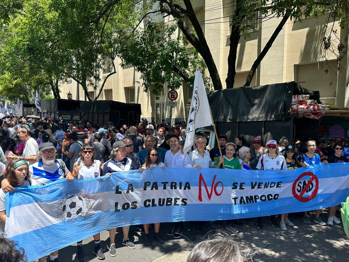 La patria no se vende, 
los clubes tampoco!

#NoALasSAD

ABAJO EL DNU ✊
No pasarán 🔥