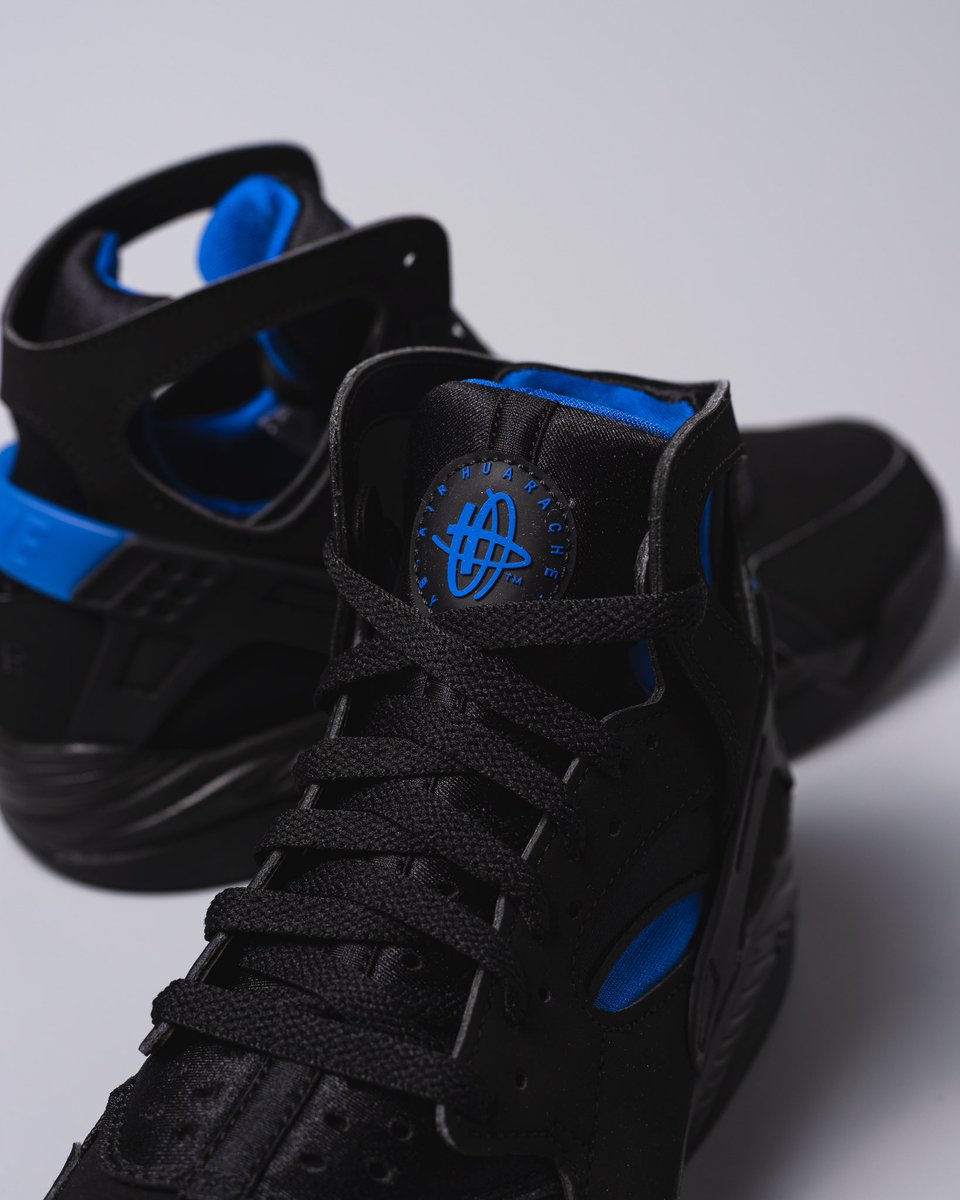 KickingItATX's tweet photo. The Air Flight Huarache
The Black & Lyon Blue color way is cut with a neoprene & nubuck material in a high top silhouette.
Shop in store & online .
Men’s 7.5-13 for $125
#kickingit #nike #huarche https://t.co/xgXtNpU1jg