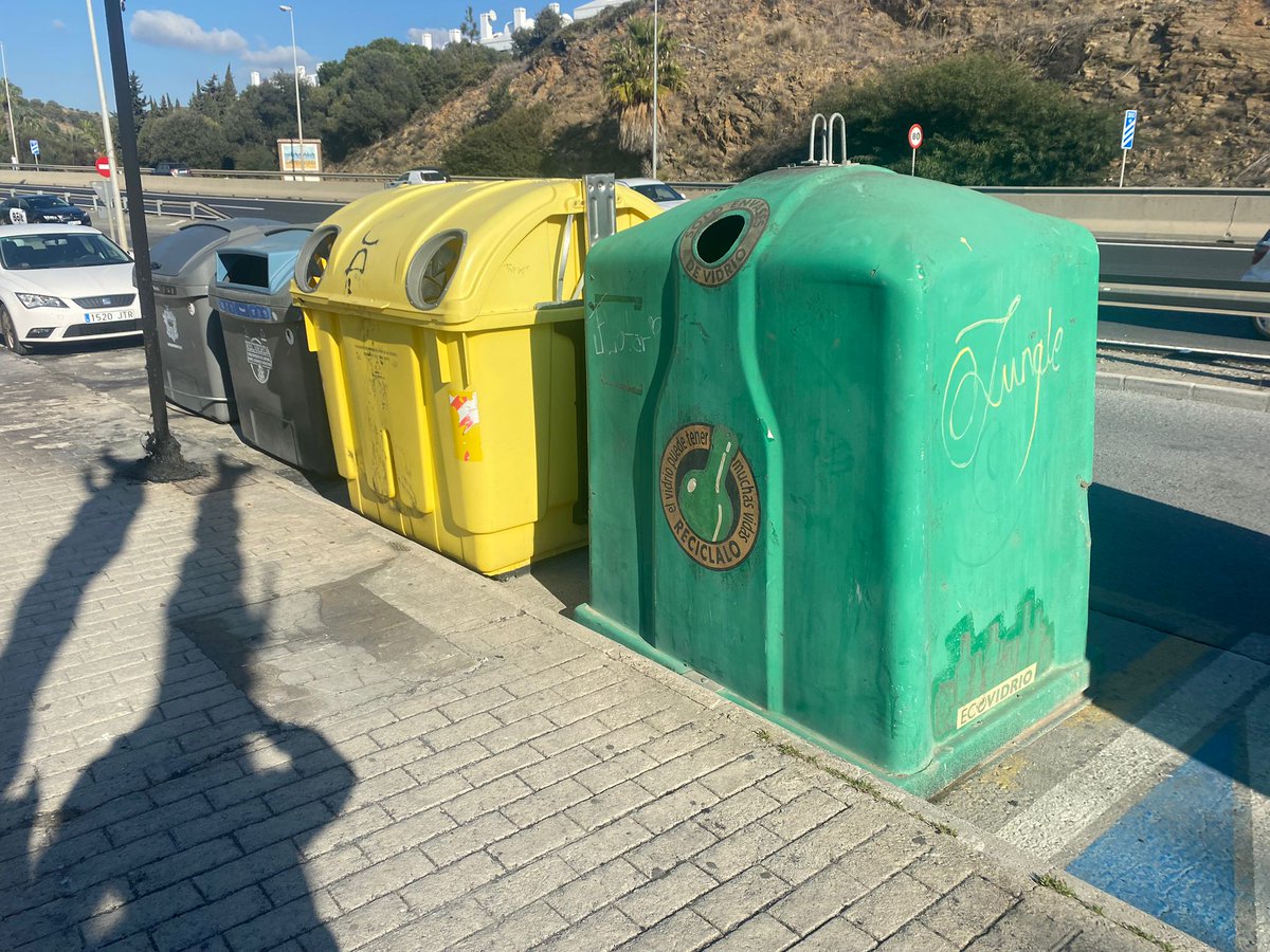 En la noche de ayer varios contenedores de La Cala ardieron, hoy ya están sustituidos y se ha hecho una limpieza a fondo para seguir dando un buen servicio a los vecinos. ✅

Agradecemos también la rápida respuesta de los bomberos. 👨🏻‍🚒

#lacalademijas