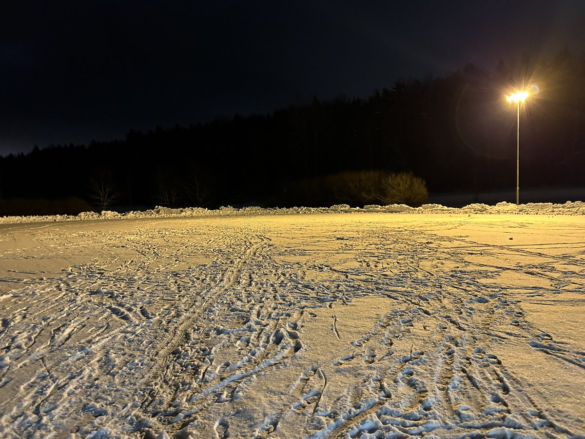 OlliHaa's tweet photo. #Kirkkonummi:lla jäät tässä kunnossa. Kuva Kartanonrannan koulun pihasta. Framnäs:in kenttä ulkoliikunta.fi-sivuston mukaan kokonaan kiinni. Valot toki molemmissa päällä. Osaako joku selittää miksi? Nyt olisi lapsilla aikaa luistella. @Kirkkonummi #Sundsberg #Masala https://t.co/rVxdlhjRSB