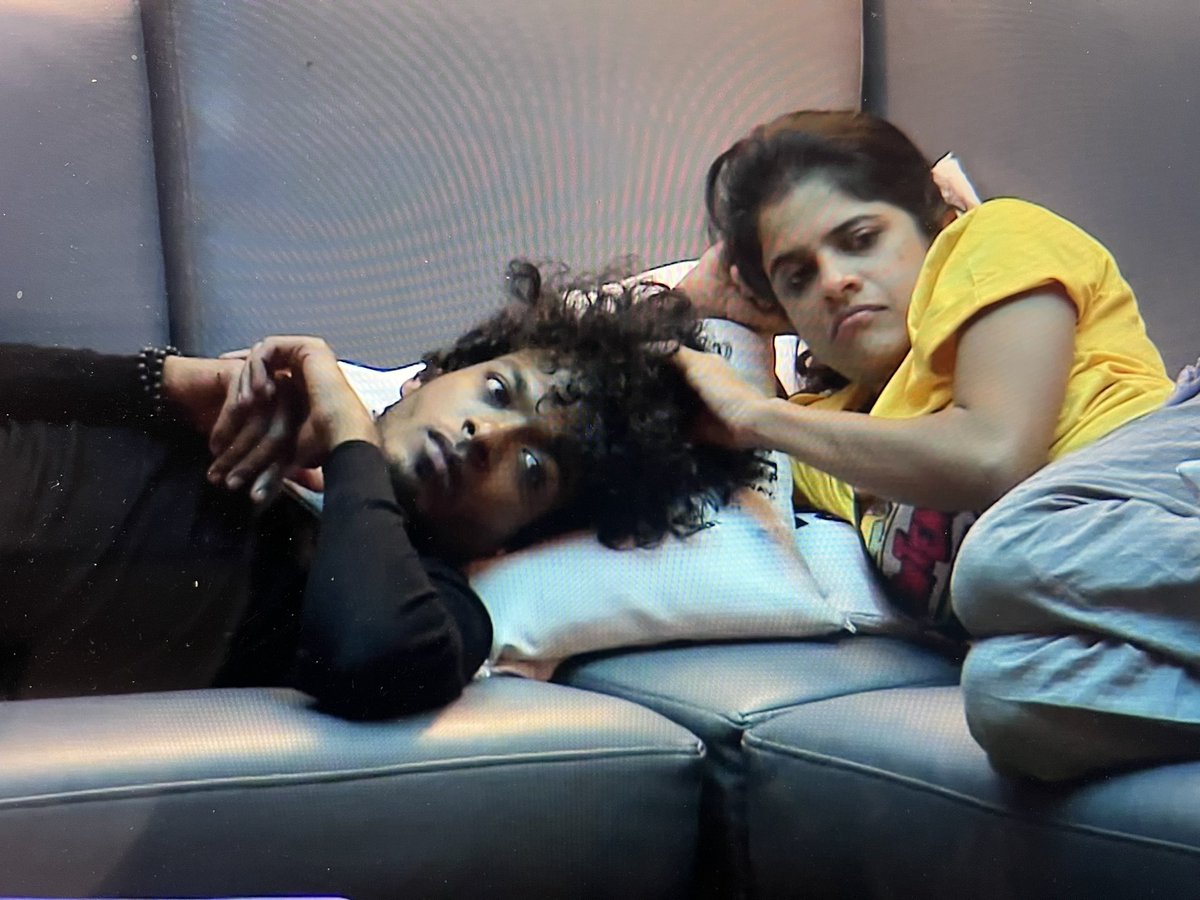 kkoffcl's tweet photo. Will this also come in #MayaMagic ? 🤣🤣🤣
Camera munnadi ye ipadi thadavurale camera ilana 🤩🤩🤩
#PimpMaya leelaigal 👌
#BiggBossTamil7 #Maya #ToxicMaya https://t.co/lV06BkLaU7