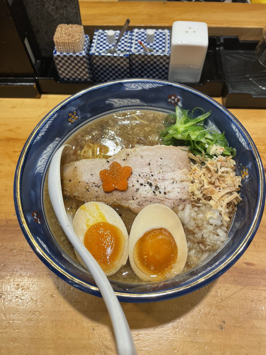MH1024mh's tweet photo. 昨日のお昼になかご@赤坂さんへ。

背脂焦がし醤油（中太麺）。焦がしの香ばしさと豚骨のスープにちょっと細めの中太縮れ麺、チャーシューが美味。残念だったのはお年を召したスタッフの対応。券売機の故障もラーメンの質問をした時もかなり感じ悪い。まじ気分悪く退店。残念過ぎる。

#なかご
#赤坂 https://t.co/0fz5gQ7NsG