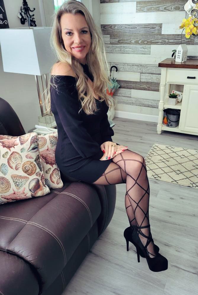 NaughtyAlaya's tweet photo. Happy New Years SALE, stock up on Videos and ME!

Over 22 years of pantyhose, heels, stockings at
https://t.co/zD1VBKgIam

Over 865 hot videos 
https://t.co/w4AaEWeAQ9

#Pantyhose #heels #stockings #feet #toes #soles @fashionnova #legs #boots #leather #milf #gilf https://t.co/efEd1be1W3