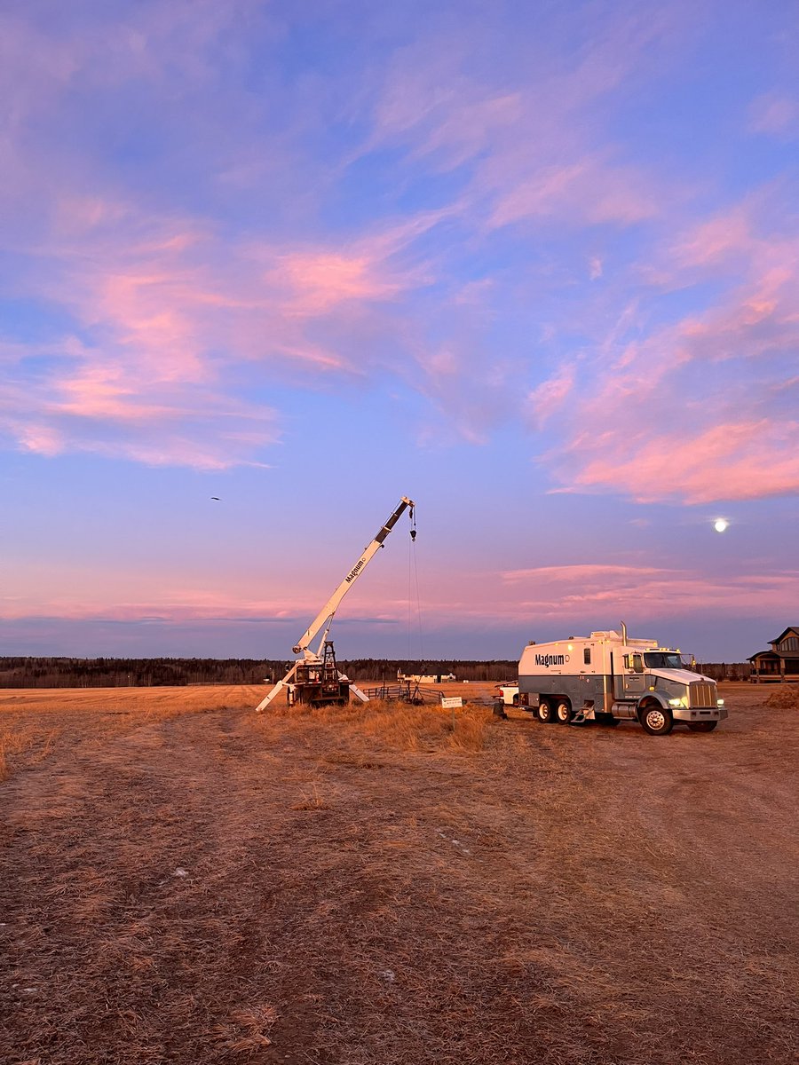 MagnumPerf's tweet photo. Beautiful morning in the Pembina to do some bond logging.
#cleanlivin #oilandgas #sunrise #moon #sun https://t.co/sHdWSsJizW
