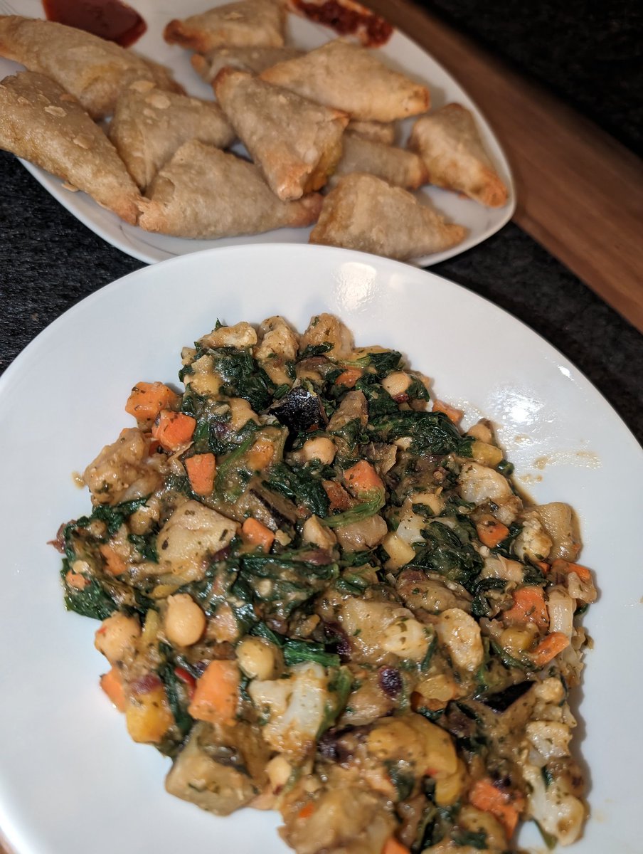 Ungefiltert_Ich's tweet photo. #nightshift Küche... Alles was an Gemüse da war zusammen gewürfelt, etwas Kichererbsen und #tofu rein und nen #curry draus gemacht.
Ich hatte noch so Teigtaschen, die hab ich easy im Backofen warm gemacht.
Schnell und lecker... 😂☺️
#beveggi #smartiesküche #kitchendude #HomeBoy https://t.co/uRxORPslBA