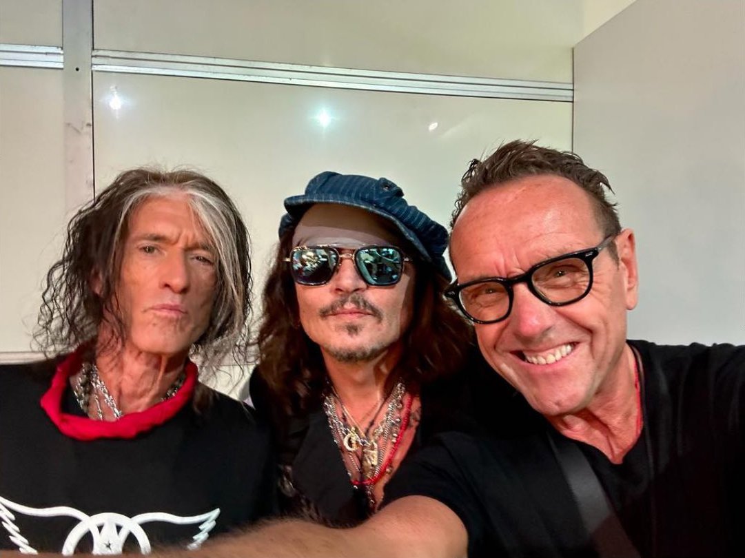 Marussia15's tweet photo. Joe, Johnny and Ross❤️
#JohnnyDepp #JohnnyDeppIsLoved https://t.co/ewp9b9wng5