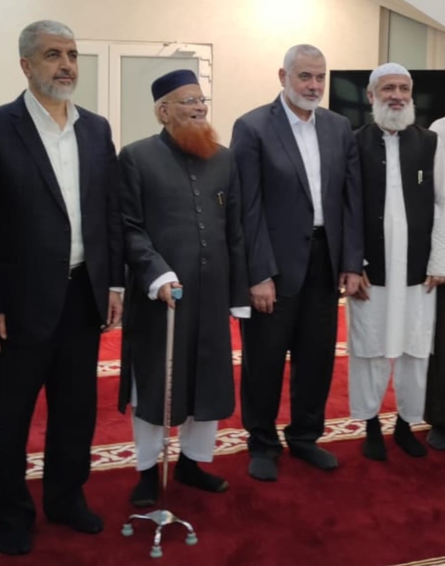 ammarkhanyasir's tweet photo. مفتی اعظم پاکستان و شیخ الاسلام مفتی محمد تقی عثمانی صاحب کی قطر کے دارالحکومت دوحہ میں حماس کی اعلی قیادت خالد مشعل ، اسماعیل ہنیہ سے ملاقات ، مفتی تقی عثمانی نے 7 اکتوبر کے بعد نہ صرف حماس کی بڑے پیمانے پہ مالی امداد کا اعلان کیا بلکہ کئی مرتبہ امت مسلمہ کے حکمرانوں سے اجتماعی طور پہ اسرائیل کے خلاف فوجی طاقت استعمال کرنے کا فتویٰ بھی جاری کیا ہے۔