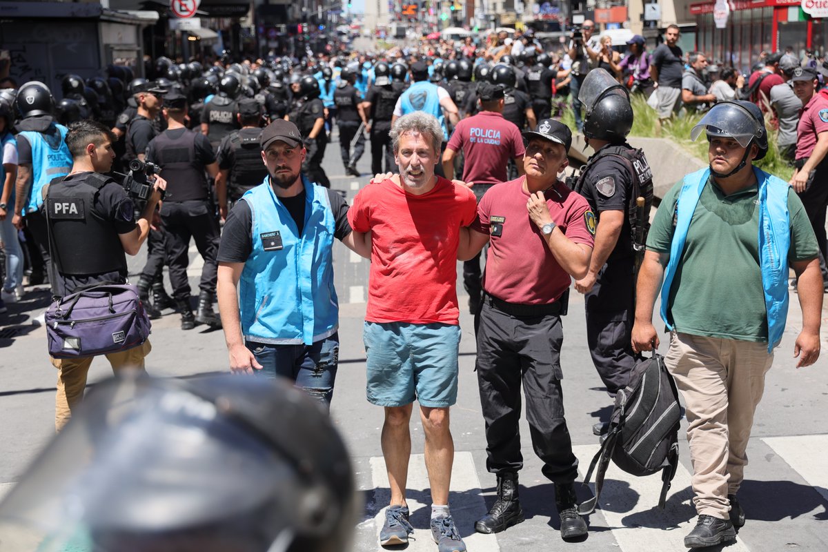 Él es Martín Brunás. Acaba de ser detenido por filmar  en la Avenida Corrientes. ¿Qué inventará Bullrich para justificar su detención?