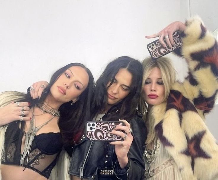 halseyfeeds's tweet photo. halsey, devon lee carlson and sydney carlson. https://t.co/7VGvSMoxAz