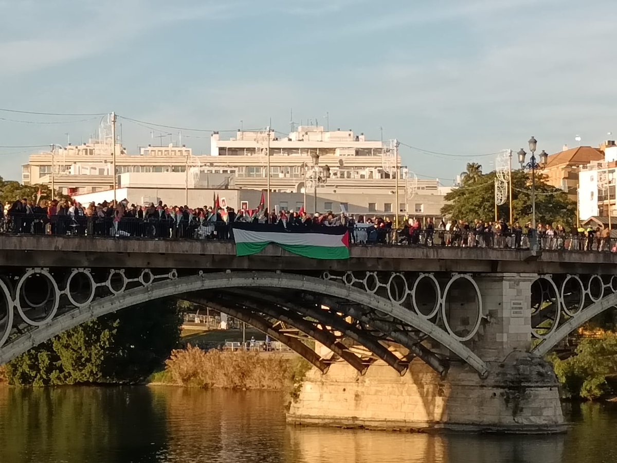 Hoy el río refleja nuestras voces contra el #GenocideinPalestine 
#PalestinaVencerá