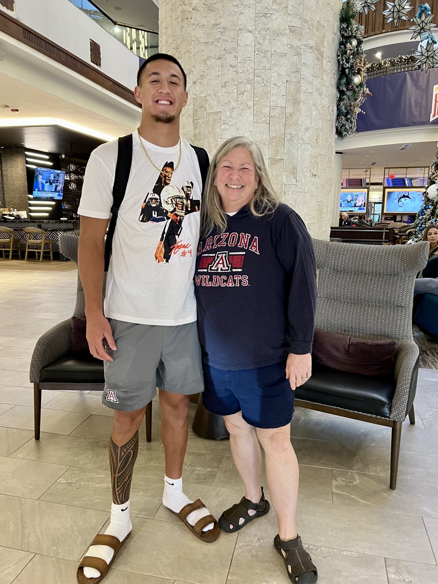 All-American WR + All-American Mom‼️

Appreciate the photo @TMAC96795. #MamaBandCat