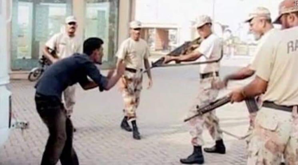soldierspeaks's tweet photo. او حرامخورو، کیا یہ ویڈیو  بھی جعلی ہے جب رینجرز نے کراچی میں سرفراز شاہ کی ٹانگ میں کیمروں کے سامنے گولی ماری پھر اس کا خون بہنے دیا اور وہ تڑپ تڑپ کر مرگیا۔ لفافو جتنا فیصل نصیر کے لتروں سے ڈرتے ہو اس سے آدھا بھی اللہ سے ڈرو تو تم یقینا باز آجاو https://t.co/cjIKPMyRtt