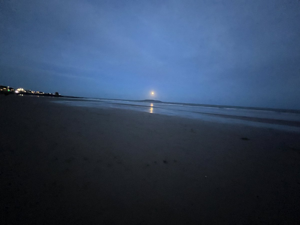 CappockGrace's tweet photo. Moon rising over lovely Lambay this evening. #Fingal https://t.co/u1blfW1VPM