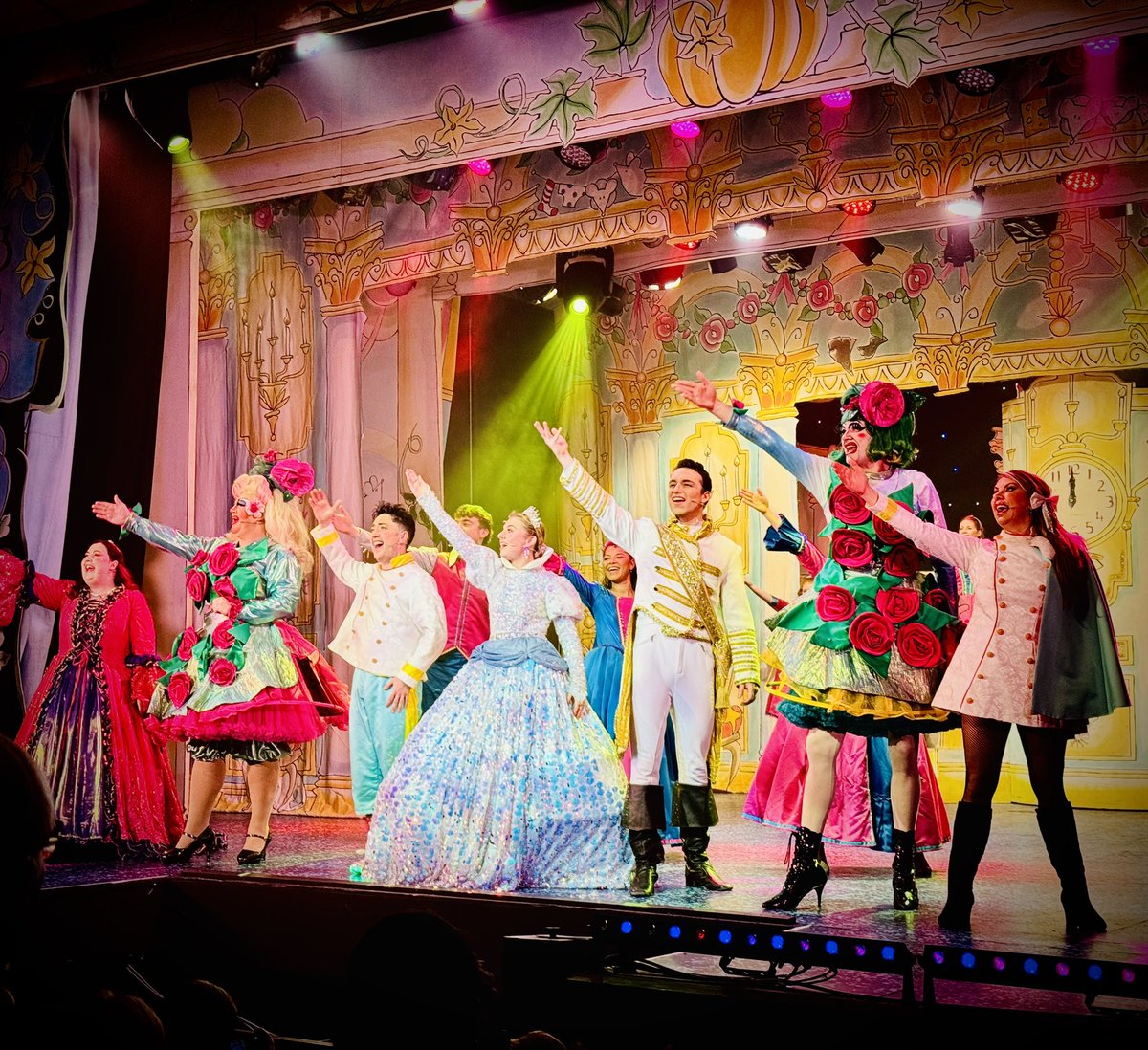 PopsOutdoor's tweet photo. Another fantastic night at Rotherham Theatres looking forward to the next one! #RotherhamPanto
Well done to all the cast and crew! 👏 🙌👏 https://t.co/UQmoSOo4LX