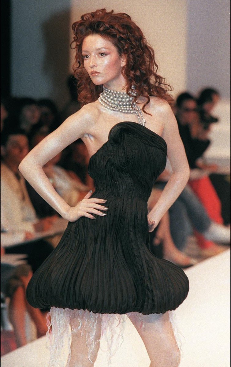saintdemie's tweet photo. thierry mugler haute couture autumn-winter 1999 ࿐ ࿔*:･ﾟ https://t.co/IcwMnmjFqN