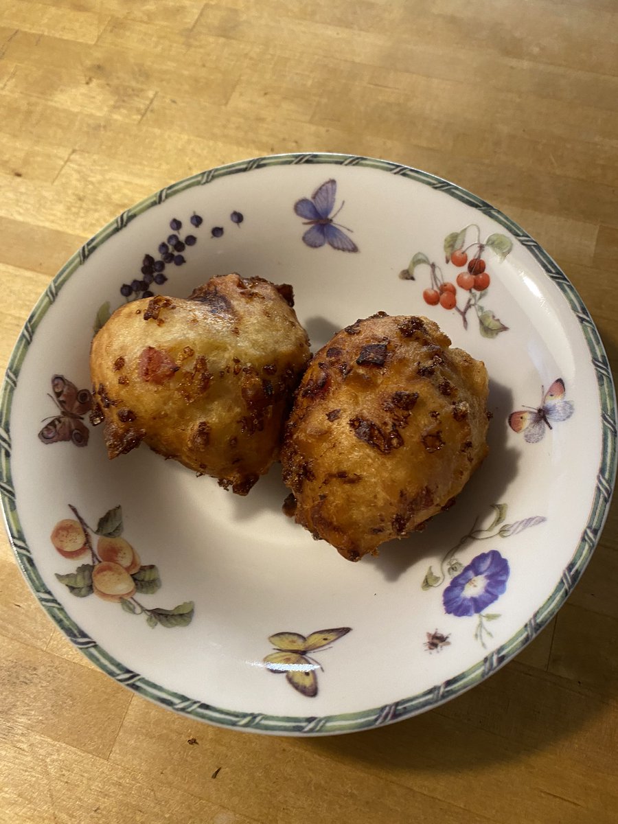 mensemens's tweet photo. Nu tijd voor de hartige oliebol #hamkaas https://t.co/5OkfLyuzzB