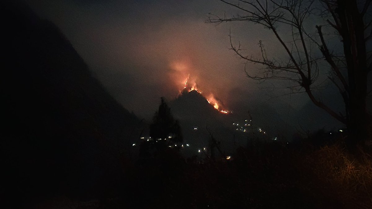 The_Cold_Messs's tweet photo. Forest fire in Kasol https://t.co/M8fw9QiQtr