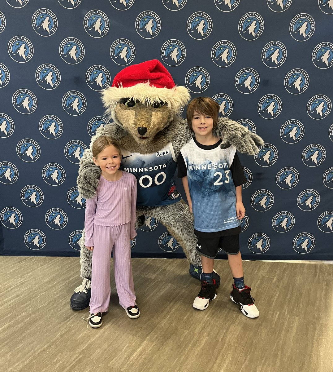 mmk_brown's tweet photo. Meeting Crunch made these @Timberwolves fans day! https://t.co/zuTxytiJrl