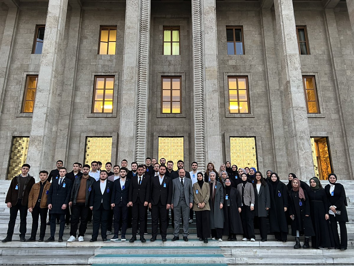 “Yokuşlar kaybolur, çıkarız düze.
Kavuşuruz sonu gelmez, gündüze”

Gazi Meclisimizde ziyaretimize gelen istikbalimizin parlayan yıldızı Milli Türk Talebe Birliği (#MTTB) #Bursa Teşkilatımıza teşekkür ediyor, davamıza omuz veren gençlerimize çalışmalarında başarılar diliyorum.