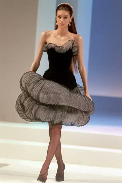 saintdemie's tweet photo. thierry mugler haute couture autumn-winter 1999 ࿐ ࿔*:･ﾟ https://t.co/IcwMnmjFqN