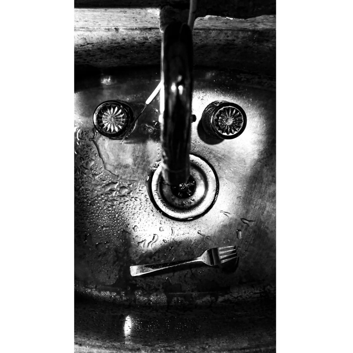 sinyaaash666's tweet photo. Finding a humanist thing in every non-human thing.

#streetphotography #minimalism 
#seventhart https://t.co/71CzK6JDzN