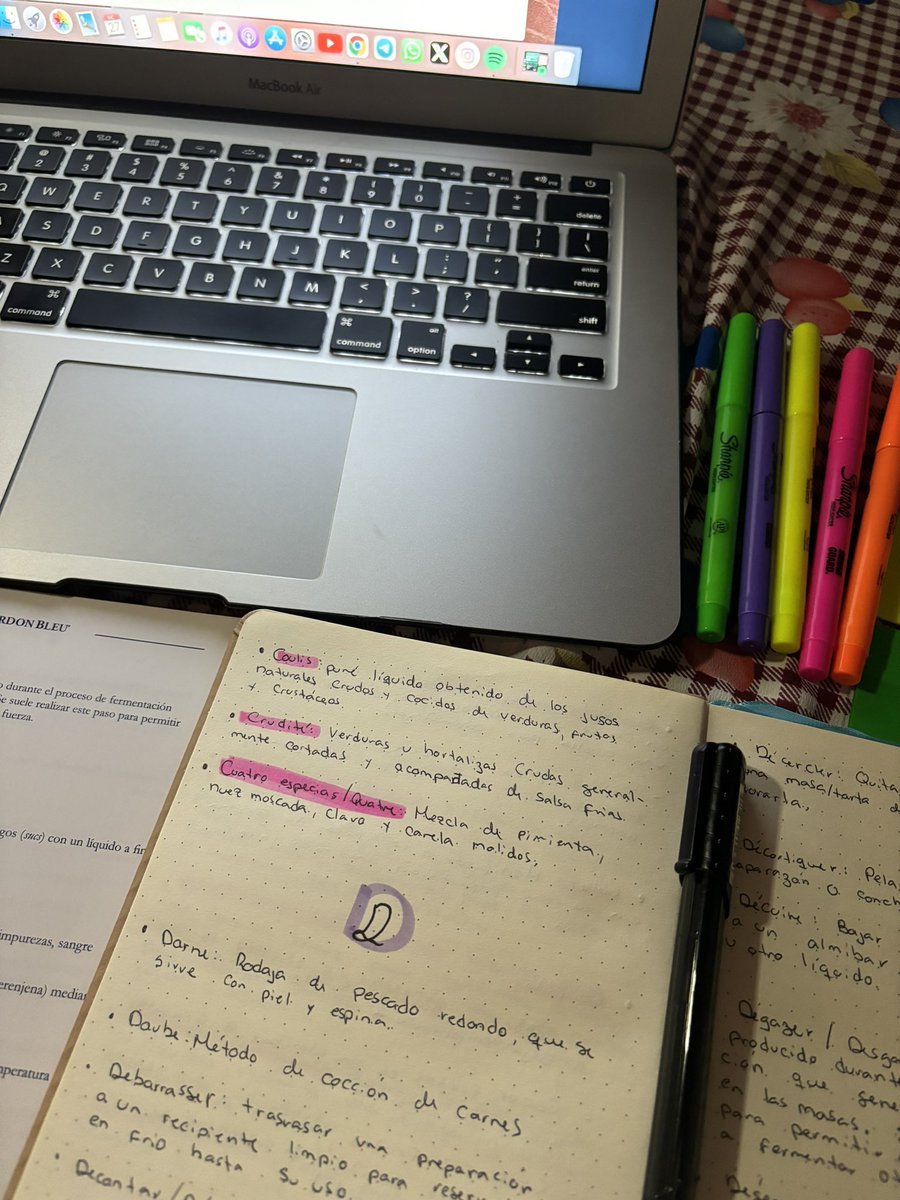 muigeraldine's tweet photo. Adivinen quien está estudiando nuevamente https://t.co/AzxfspnYex