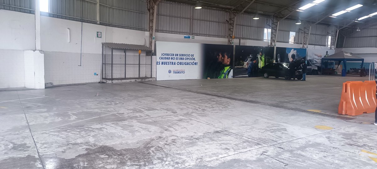 adrian_durn's tweet photo. @AMT_Quito  Hay personas aguantando sol y agua en el Bicentenario y Quitumbe por MATRICULACIÓN VEHICULAR. 
Les quedó grande el puesto??

@pabelml
@AMT_Quito
@MunicipioQuito https://t.co/yhZhXnNMEj