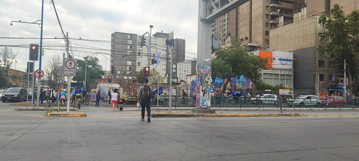 Vane_rz's tweet photo. @IraciHassler ayer todos celebramos el accionar, pero si no hay seguimiento volverán indudablemente. Ya comenzaron a instalarse los mismos que guardan el carro en la casa allanada.
Si vamos a hacer algo, que sea en serio y permanente 
@Muni_Stgo @SOSAFE_CL @Carabdechile https://t.co/OnHmYbsEVx