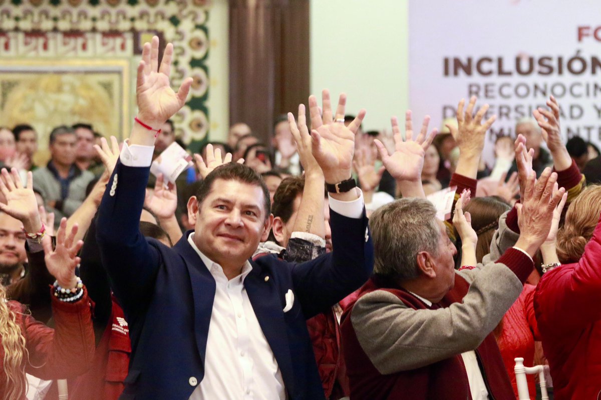 armentapuebla_'s tweet image. 🫱🏼‍🫲🏾❤️En la 4T hacemos política en comunidad, desde la inclusión y diversidad. 🇲🇽El humanismo mexicano busca que las políticas públicas beneficien a todas, todes y todos los poblanos. 🙌

Siempre juntos, siempre con #AmorAPuebla. 
*Mensaje dirigido a militantes y simpatizantes de…